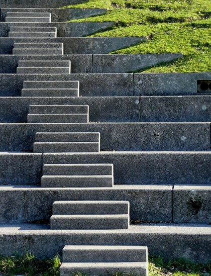 Treppe in einem Amphitheater mit versetzten Stufen