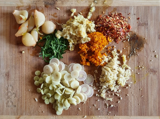 Fermented garlic; grated ginger, turmeric & galangal; chilli flakes; lime leaf; and lemon grass

#rendang