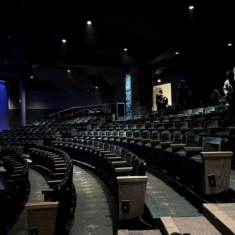La salle du Gesù. Les rangées dans l’ombre.