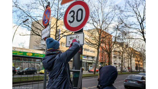 Aktivisten von Extinction Rebellion demontieren Verkehrsschilder, die Tempo 30 aufheben bzw. einschränken. Berlin, 18.03.23