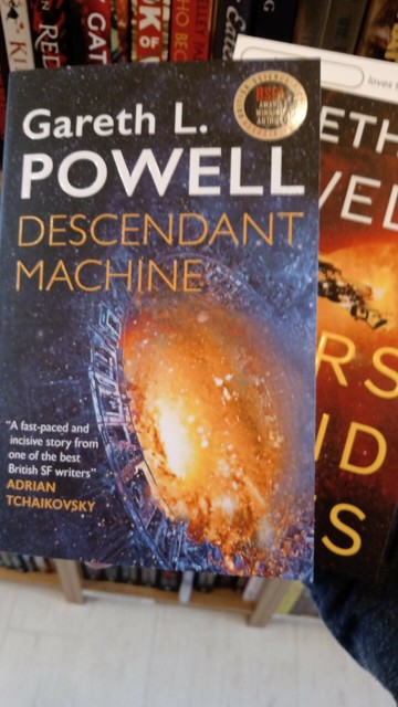 cover of Gareth L Powell's new book The Descendant Machine