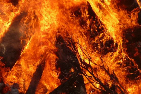 Gros plan sur les flammes.