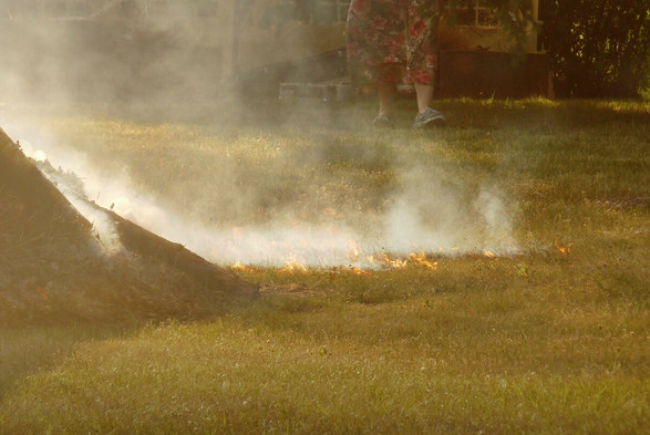L'herbe, autour du brasier, commence à prendre feu.