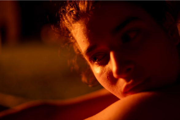 portrait en gros plan à la lumière du feu