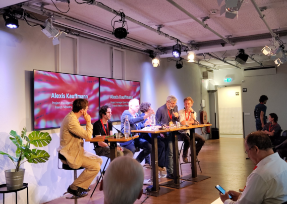 Photo of the round table.