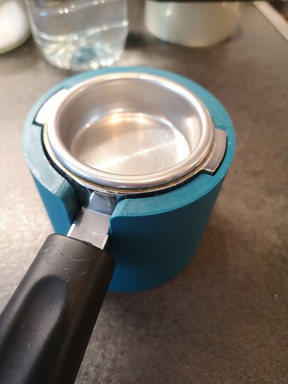 Round tamper station printed in petrol green pla. With the Rancilio Silvia portafilter in it.