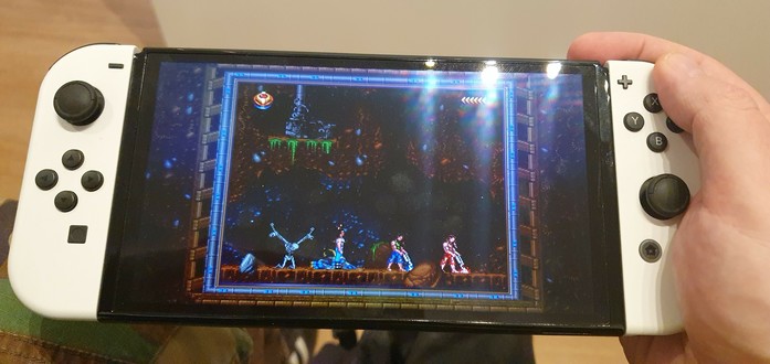 Ręką trzymająca Nintendo Switch OLED, na ekranie Blackthorne