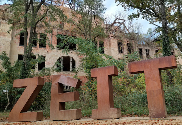 Beelitz-Heilstätten, Alpenhaus. Letters 'ZEIT' (time) in front of it, rusted by the flood disaster in the Ahr valley before delivery
