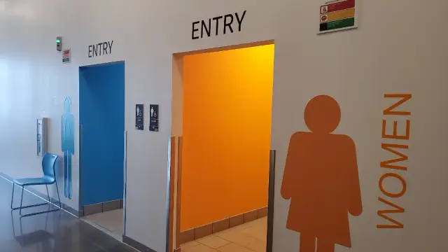 Toilettes M/F avec le mur M en bleu et le mur F en orange
