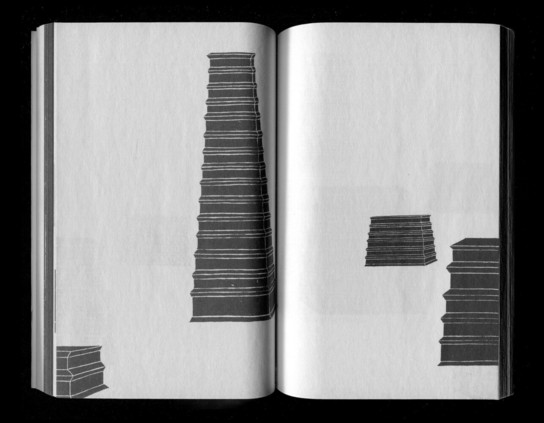 Разворот книги художника с чёрно-белыми иллюстрациями без текста и без нумерации страниц. На обеих страницах изображены похожие рифлёные то ли пьедесталы, то ли колонны, то ли стелы разной высоты. Один из объектов высотой в два ритмических элемента, второй в пятнадцать, третий и четвёртый состоят из шести и пяти ритмических элементов. // Spread of an artist’s book with black and white illustrations without text and without page numbers. Both pages depict similar corrugated pedestals, columns, or steles of different heights. One of the objects is two rhythmic elements high, the second is fifteen, the third and fourth consist of six and five rhythmic elements. // Jonathan Berger, “Prologues, Epilogues, Thresholds: An Exhibition in Three Parts”, 2007