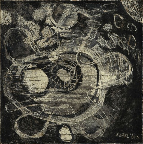 Here we have a painting consisting of shades of beige, grey and black. Various figures are noticeable, such as dots, circles and a large flower-like shape in the centre. The painting was made in 1961 by Lotti van der Gaag. Its title refers to a place in Italy where mysterious rock carvings where found with inscriptions which had the shape of a four-petalled flower, surrounded by dots.