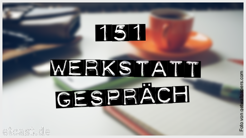 Der Text '151 Werkstattgespräch' über einem verschwommenen Foto eines aufgeschlagenen orangen Notizbuches, einer orangen Kaffeetasse, einem grünen Handy und einem ledergebundenen Kalender, über eine weiße Tischplatte verstreut.