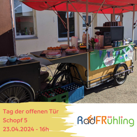 Fahrradanhänger als mobiles Cafe, auf dessen Theke Kaffee und Kuchen steht