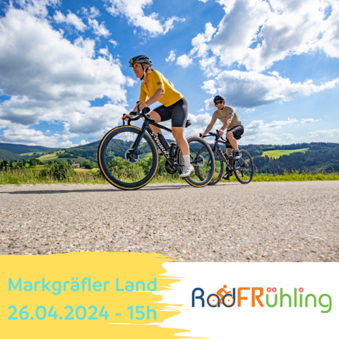 2 Rennradfahrer aus der Froschperspektive aufgenommen vor hügeligem Hintergrund