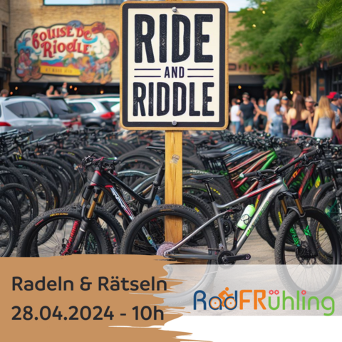 Fahrradparkplatz mit vielen Fahrrädern und dem Schild mit der Aufschrift "Ride and Riddle"