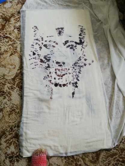 Splotchy version of Akhenaten's face on the dropcloth of my printing mat which is set on the floor. It's not very successful!