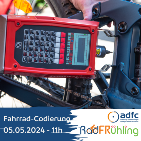 Ein Codiergerät in Arbeit: es wird ein Code an einem Fahrradrahmen angebracht.