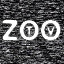 Logotipo de la gira ZooTV, con la palabra Zoo en letras gruesas de color blanco. La T y la V están cada una dentro de una de las Oes. Todo el logo flota sobre un fondo como de "nieve" de un televisor mal sintonizado. Dominio público.