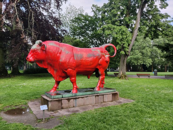Die eigentlich bronzegrüne Bullenskulptur im Günthersburgpark in Frankfurt, leider rot angemalt