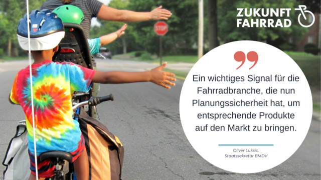 Mutter biegt auf dem Fahrrad mit zwei Kindern ab, alle strecken den Arm aus. Dazu ein Zitat von Oliver Luksic: Ein wichtiges Signal für die Fahrradbranche, die nun Planungssicherheit aht, um entsprechende Produkte auf den Markt zu bringen."