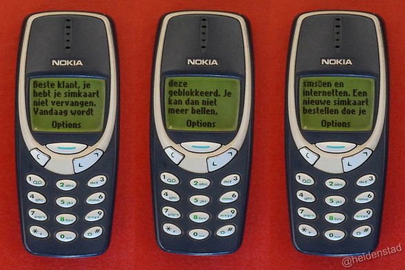 Drie afbeeldingen van een nokia 3310 met een sms in het scherm.
'Beste klant, je hebt je simkaart niet vervangen. Vandaag wordt deze geblokkeerd. Je kan dan niet meer bellen, sms'en en internetten.'