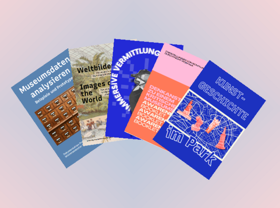 Covers of 5 zines spread out:
titles:
"Museumsdaten analysieren"
"Images of the World"
"Immersive Vermittlung"
"Darstellung von Rom*nja durch nicht-Rom*nja. Denkanstöße zu einem kritischen Museumsbesuch"
"Kunstgeschichte im Park"