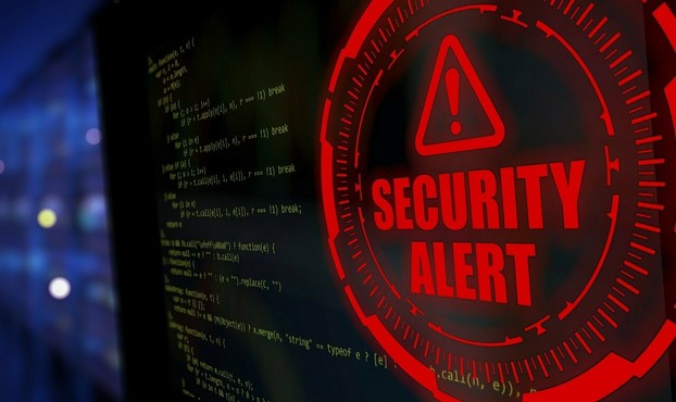 Un écran affiche du code sur la gauche. A droite, en rouge s'affiche une alerte de sécurité.