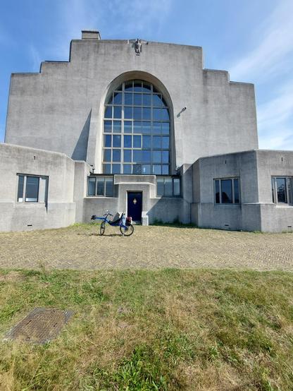 Chamsin voor de verandering eens aan de achterzijde van de kathedraal neergezet