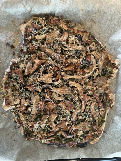 Ferdigstekt flammekuche med sopp, grønnkål og creme fraiche.