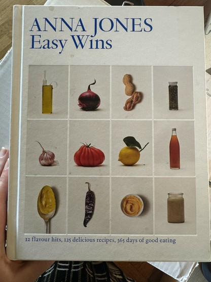 Kokeboken Easy Wins av Anna Jones.