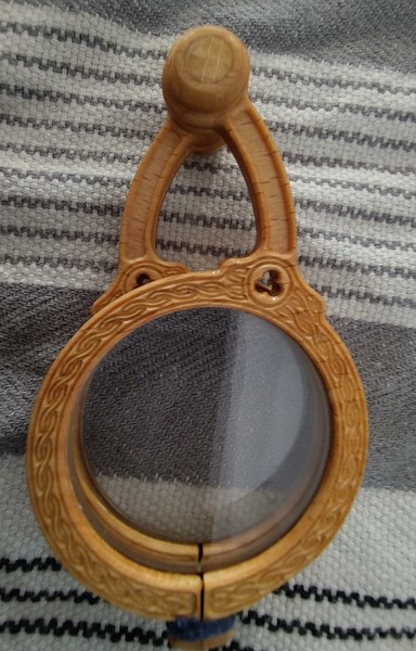 Dieses Bild zeigt die Nietbrille im zusammengefalteten Zustand. Das Nietscharnier im oberen Teil des Bildes besteht (anders als bei vielen gefundenen Modellen aus der Zeit) nicht aus Metall, sondern ebenfalls aus Buchenholz.