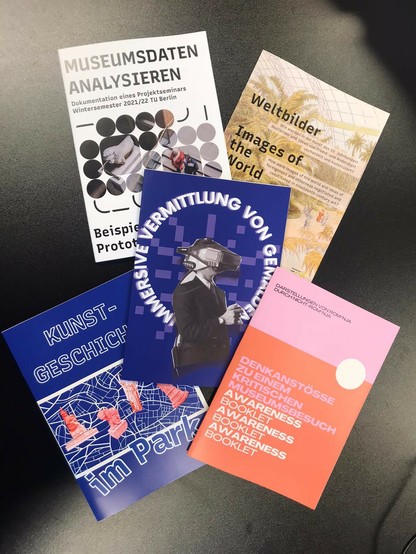 A stack of zines. titles:
Museumsdaten analysieren.
Weltbilder
Immversive Vermittlung
Kunstgeschichte im Park.
Awareness Booklet. Denkanstöße zu einem kritischen Museumsbesuch