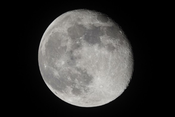 Der abnehmende Mond zwischen Vollmond und Halbmond fast formatfüllend am dunklen Nachthimmel