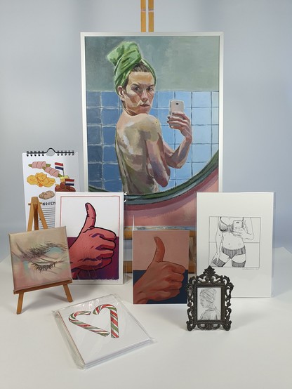 Tegen een witte achtergrond staan diverse items. Een schilderij van een vrouw die net uit de douche is en een selfie neemt. Een kalender met snacks. Een klein schilderij van een oog. Een linoprint van een opgestoken duim. Een miniatuur portret in potlood. Een erotische tekening in inkt. Kerstkaarten en een wenskaart met een opgestoken duim.