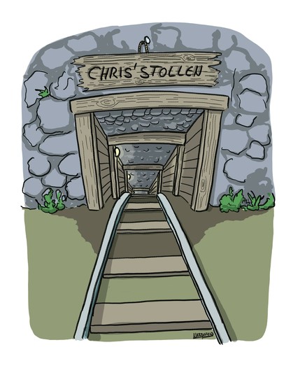 Eingang eines Bergwerks mit Gleisen, die hinein führen. Über dem Eingang hängt ein hölzernes Schild mit eingeritzten Buchstaben: Chris' Stollen