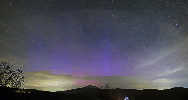 Dieses ungewöhnliche blaue Polarlicht trat im Mai 2024 über Japan auf. Doch wodurch wurde diese ungewöhnliche Farbe verursacht? © Mitsuhiro Ozaki