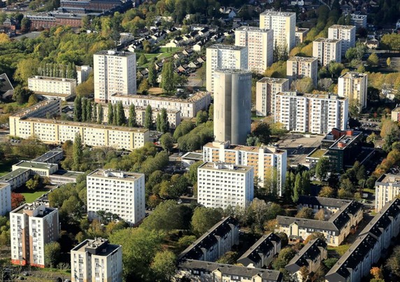 L'un des deux quartiers QPV de la ville de Beauvais. Ici le quartier Argentine vu d'hélicoptère. Les barres d'immeubles construites dans les années 70 entassent les beauvaisiens.