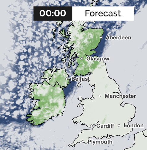 A map of the UK and Ireland showing clear skies forecast over most of Scotland, NI and Ireland at 00:00.  England and Wales in thick cloud.
From https://weather.metoffice.gov.uk/maps-and-charts/cloud-cover-map