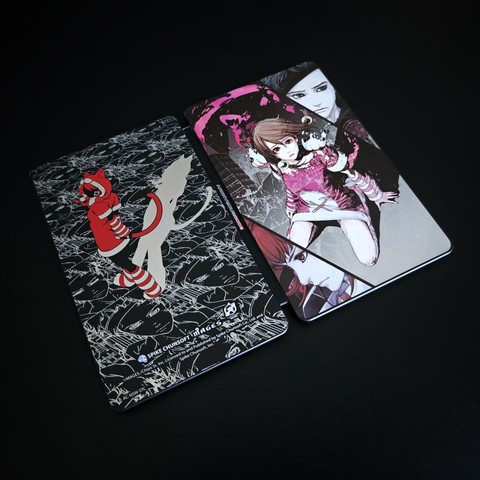 Steelbook z gry Anonymous;Code na konsolę Nintendo Switch, w formie rozłożonej, ukazującej obie okładki.