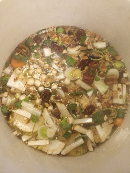Zutaten Kraftsuppe im Topf