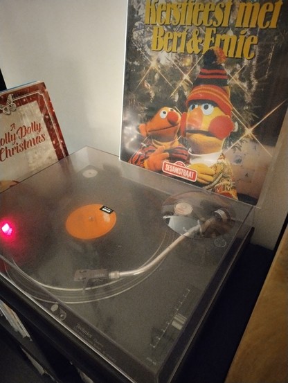 Foto van een platenspeler die de plaat Kerstfeest Met Bert & Ernie afspeelt.
