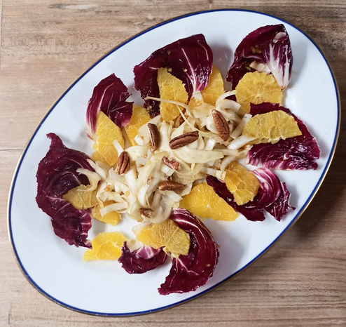 Der Salat wie beschrieben auf einer Servierplatte