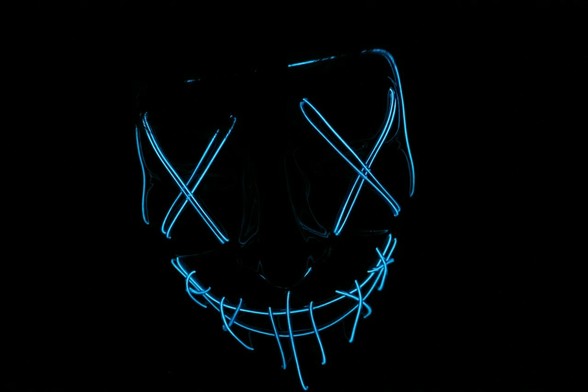 Un visage anonyme. Il est représenté schématiquement par des x à la place des yeux, une bouche grillagée. Le tout d'une couleur bleue.