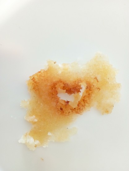 Un pedazo de arepa, en cuya pareidolia se ve un corazón, que pareciese tener varios elementos también paraidolicos dentro de sí. Mientras escuchaba un audio donde decían la palabra corazón, estaba haciendo esta arepa. Ha habido un sincronismo pareidolico relacionado con contestar con el corazón a hombres misóginos, a no permitir el mansplaining. Ese corazón, dibujado de forma aparentemente casual en la cocción de la arepa, es una señal del destino, y de la importancia que tiene que las mujeres y todos los oprimidos, oprimides y oprimidas del mundo se liberen de la mansedumbre tóxica.