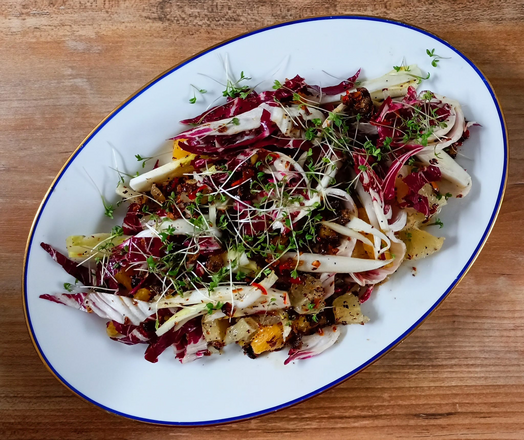 Der fertige Salat wie beschrieben auf einer Platte, er ist mit Kresse bestreut