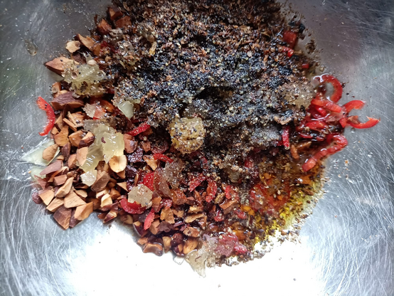 Die Zutaten für die Salsa in einer Schüssel