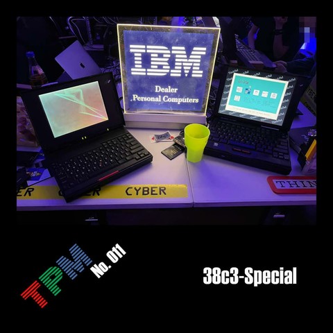 Cover der Podcast-Episode. Neben der Episoden-Nummer (011) und dem Titel (38c3-Special) zeigt es auch einen spärlich beleuchteten Raum. Auf einem Tisch sind zwei alte ThinkPads sowie eine IBM-Leuchtreklame (IBM Dealer Personal Computers) zu sehen.
