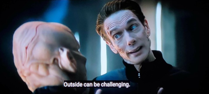 Un personnage, ayant plusieurs blessures au visage, dit à un autre, avec regard un brin condescendant "outside can be challenging" (l'extérieur peut être difficile)