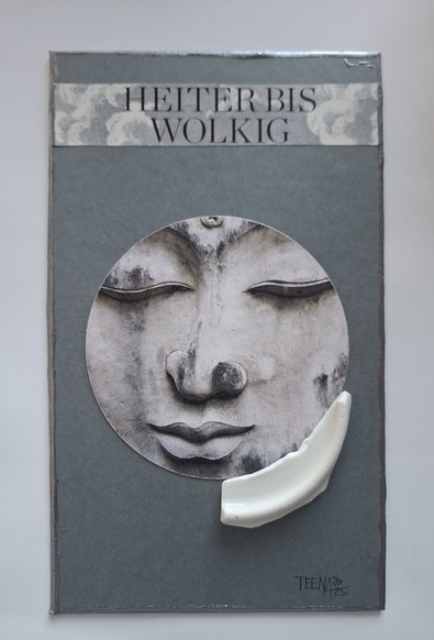 Mixedmedia-Assemblage mit ScherbenbringenGlück-Fundstück. Runder Buddha-Kopf-Ausschnitt darüber: "Heiter bis wolkig".