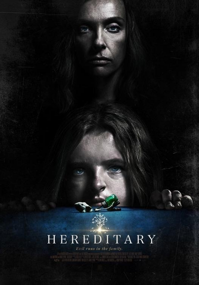 Portada de la película HEREDITARY. Es una fotografía bastante oscura, casi negra del todo, con dos caras en vertical (una sobre la otra). La de arriba es la cara de una mujer, y la de abajo la cara de una niña, que apoya sus manos en una mesa donde se ven unas piezas de algo. Debajo se ve el nombre de la película, y créditos.